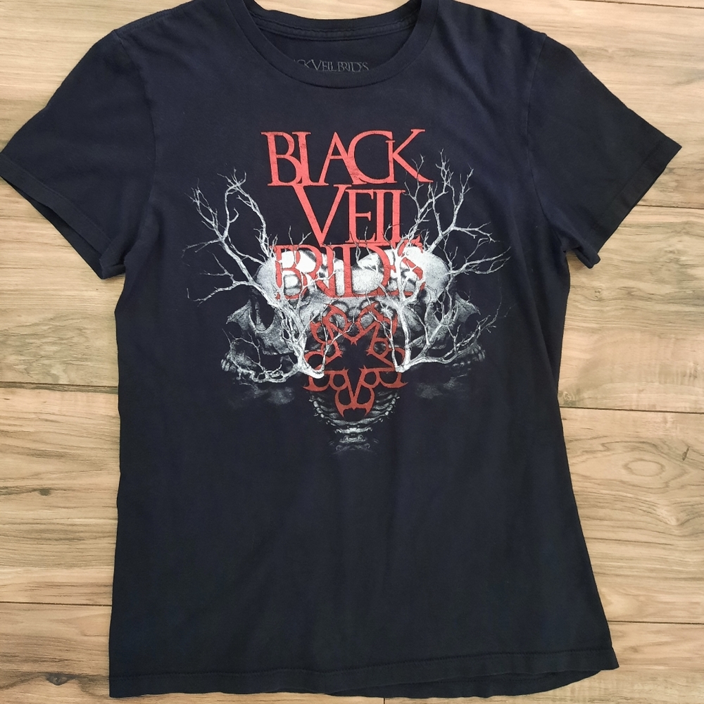 Women's size XS short sleeve shirt.
